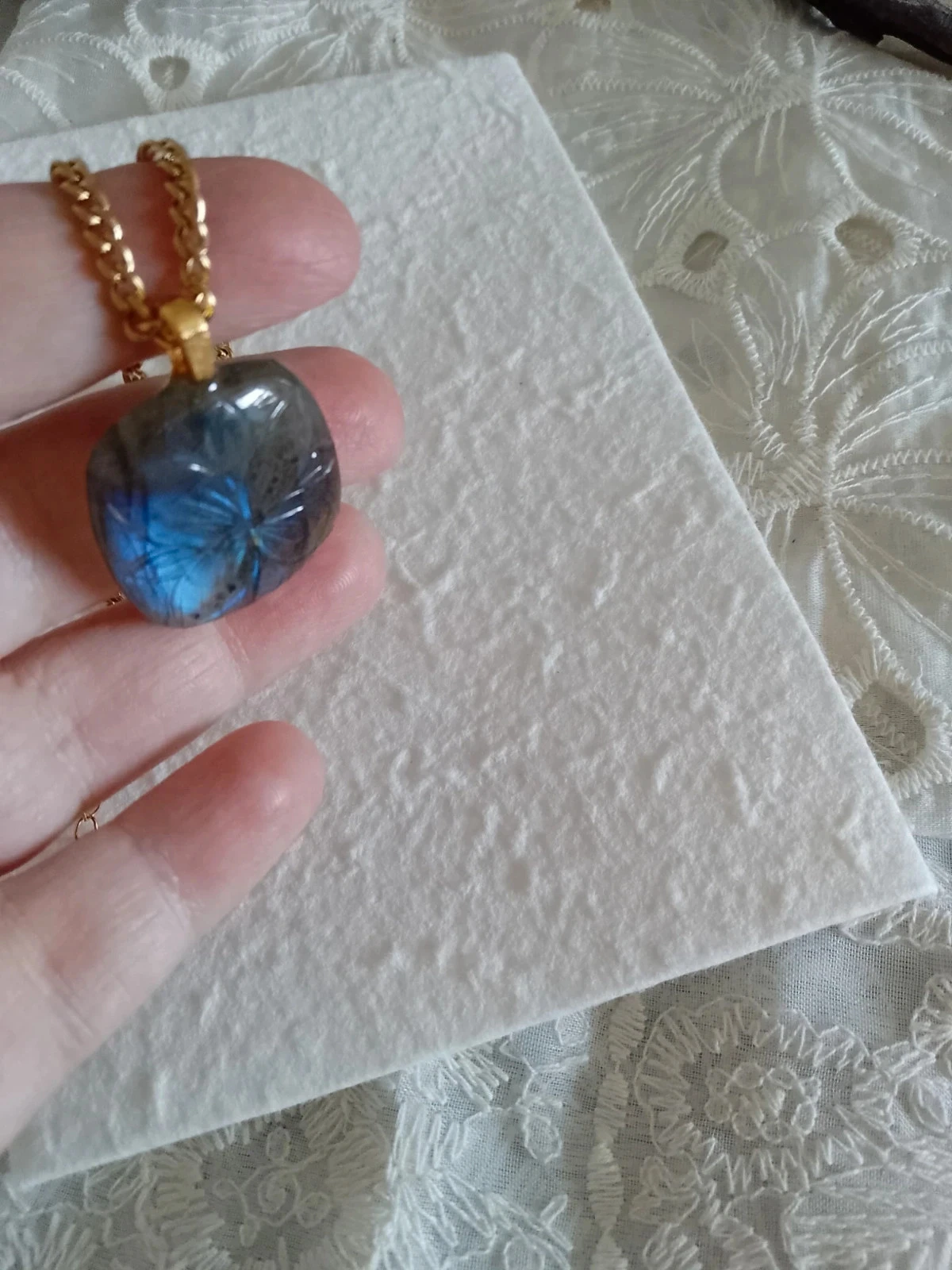 Collier pierre de labradorite gravée fleur de vie – photo 2